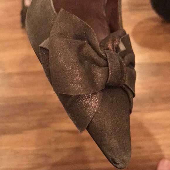 Unique dusty gold pointy toed pumps w/ bow detail - Picture 3 of 3